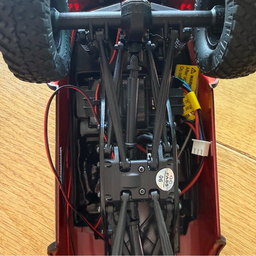 AXIAL - 1/24 SCX24 2021 FORD BRONCO 4WD TRUCJ with USB Charger and Remote | Red - Picture 11 of 11